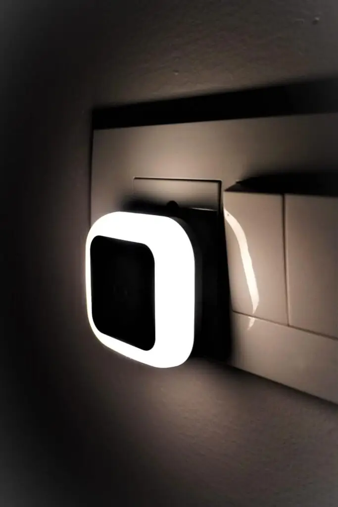Smart Warm White LED Nightlight with Auto-Sensor – Single Pack